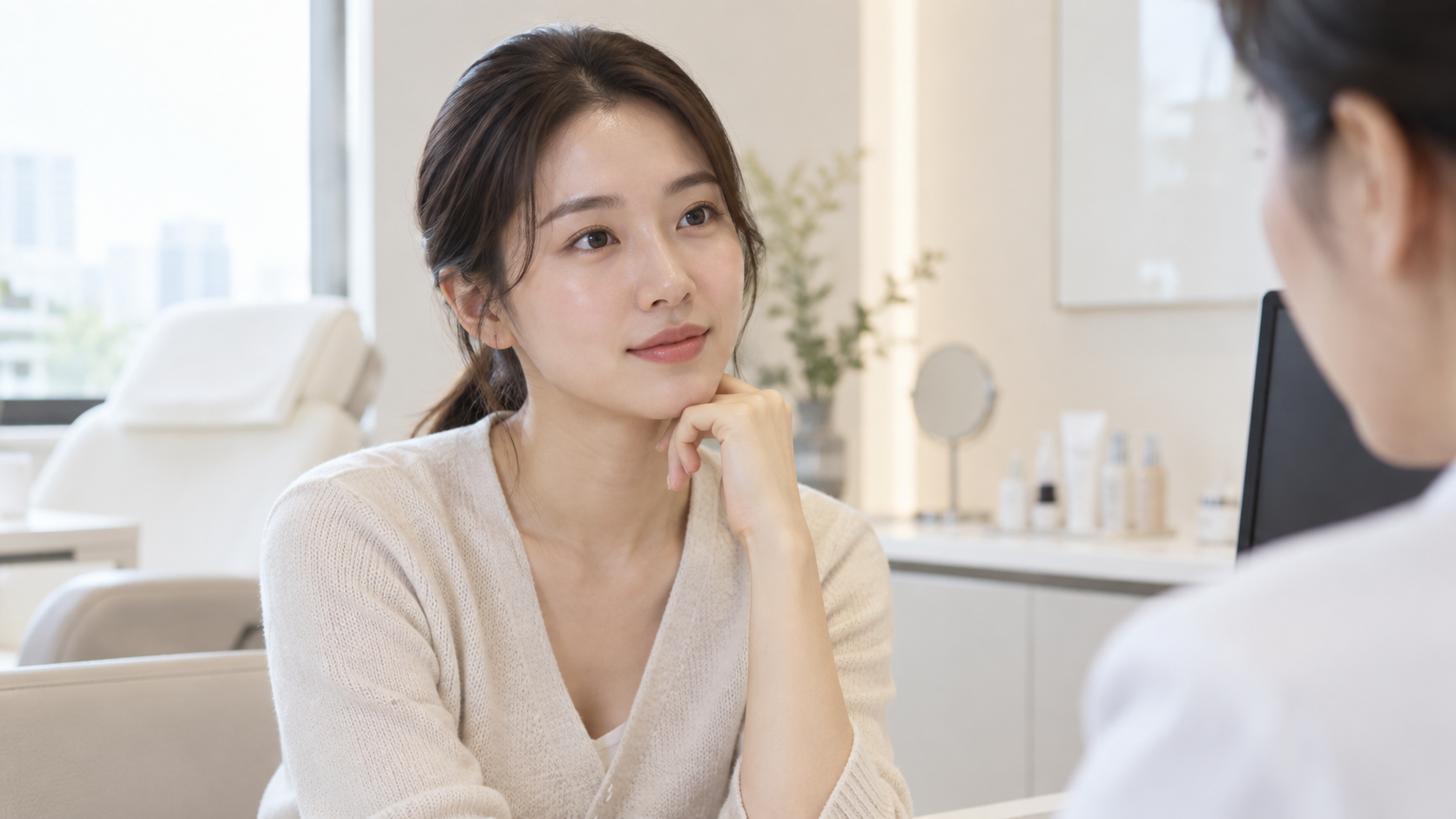해봄피부과의원 상담 공간의 20대 한국인 여성 가상 모델 이미지